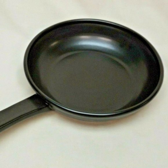 Longaberger Pottery Woven Traditions Flameware 8" Ebony Skillet with Sage Lid - Picture 5 of 15